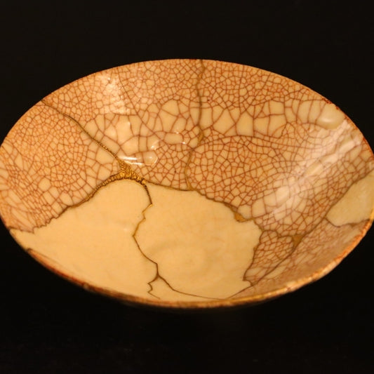 Top view of kintsugi-bowl-shushinjaku-04 in gold, white.