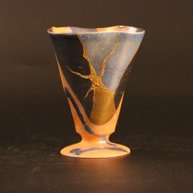 Kintsugi Goblet "Hidamari" 01 in gold, front view.