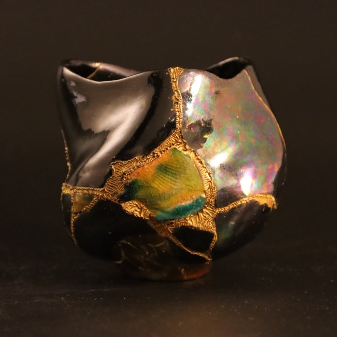 Kintsugi Matcha Bowl "Aidama" 01 in gold, black, front view.