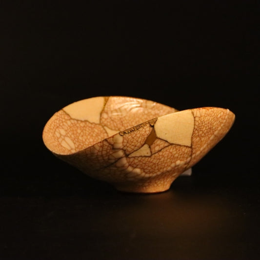Kintsugi Oval Bowl "Shushinjaku" 02 in gold, white, front view.