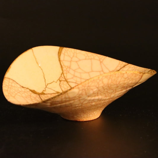 Kintsugi Oval Bowl "Shushinjaku" 03 in gold, white, front view.