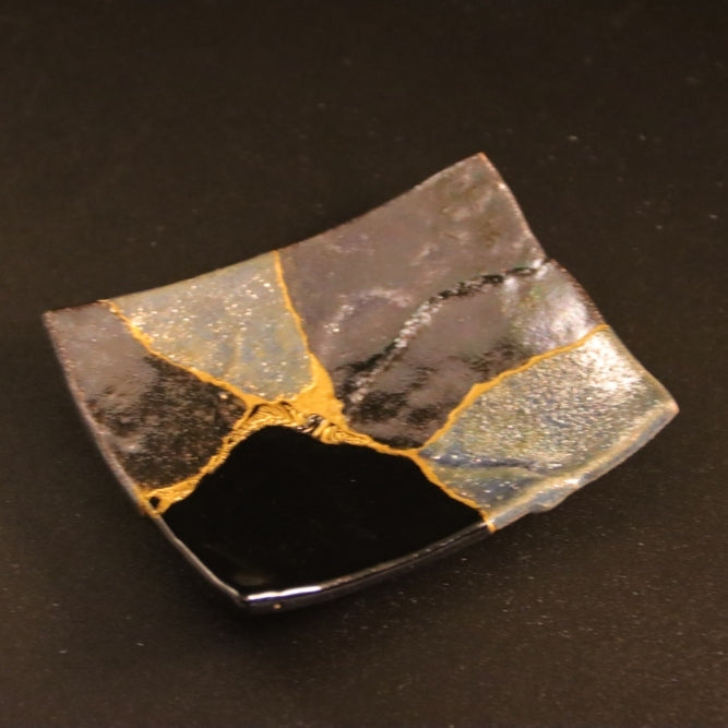Kintsugi Plate "Ko-haku" 01 in gold, front view.