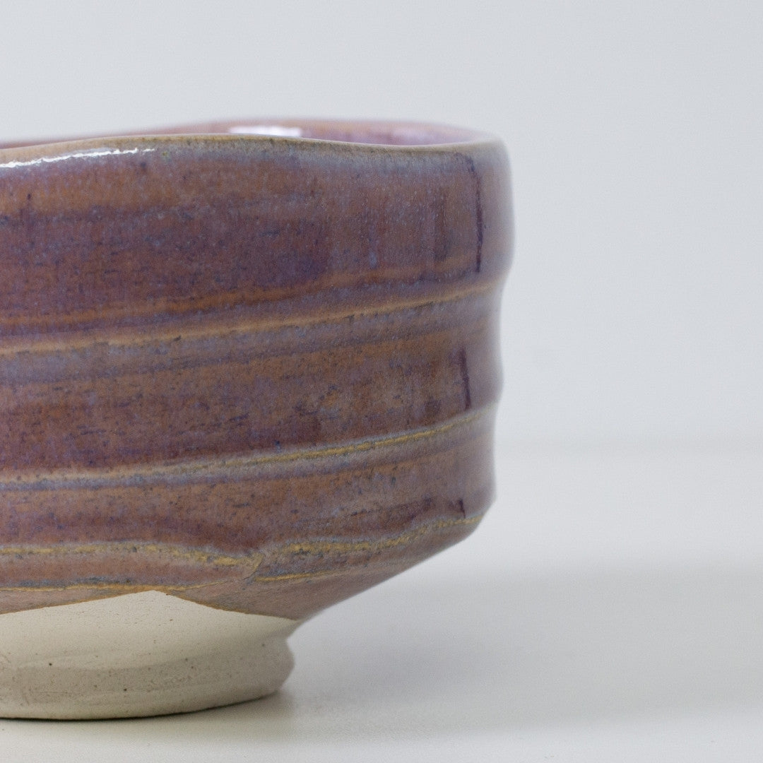 Nahaufnahme einer Matcha-Schale in "Pale Violet", die die Transluzenz der Glasur über dem braunen Shino-Tonboden zeigt.