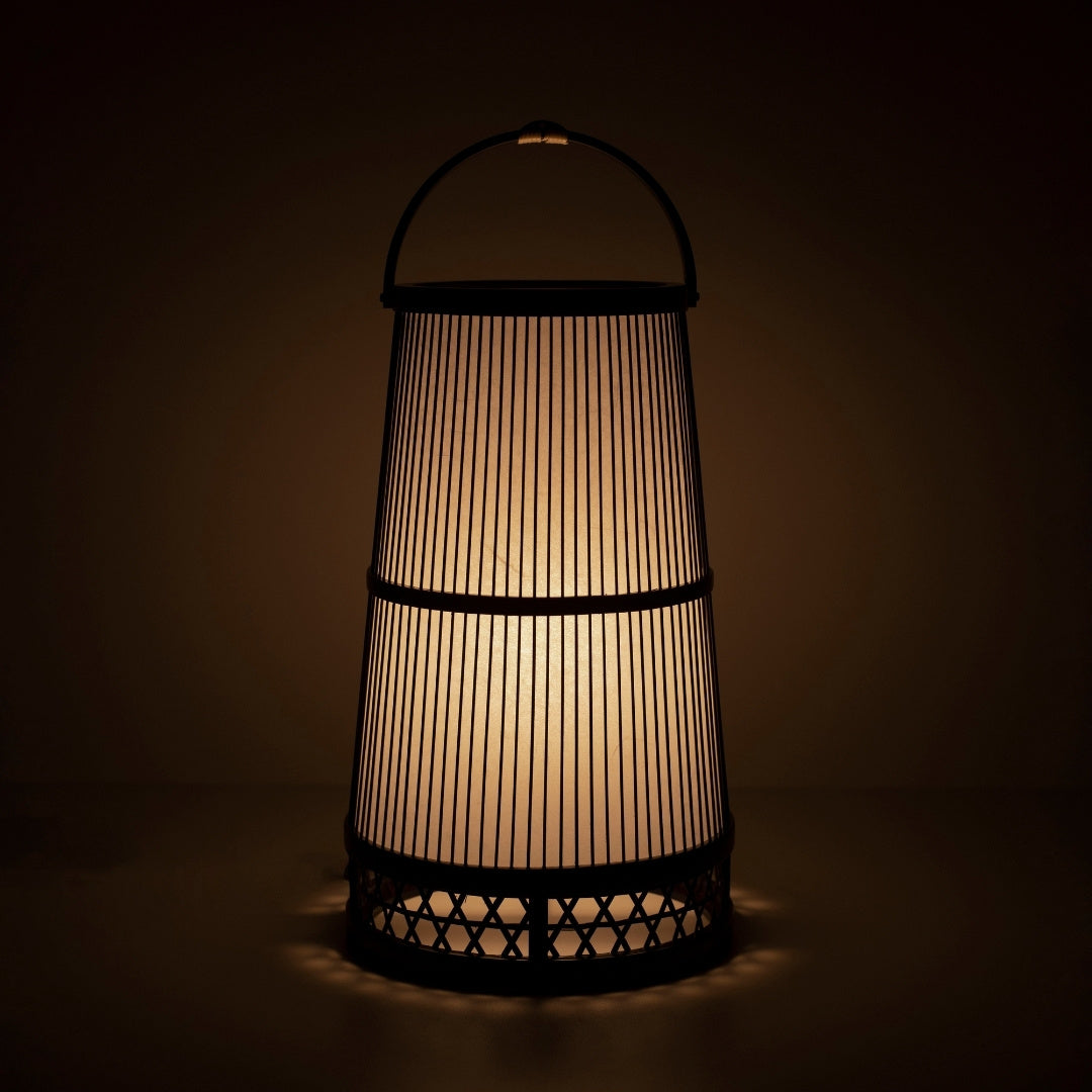 "Lampe japonaise fabriquée avec l'art du bambou de Shizuoka, vieux de 800 ans. De délicates lamelles de bambou créent des motifs complexes, diffusant une lumière chaude à travers le papier japonais."