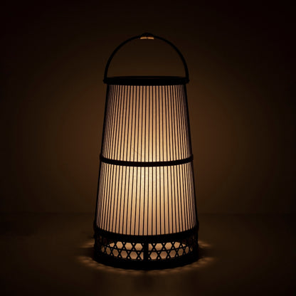 "Lampe japonaise fabriquée avec l'art du bambou de Shizuoka, vieux de 800 ans. De délicates lamelles de bambou créent des motifs complexes, diffusant une lumière chaude à travers le papier japonais."
