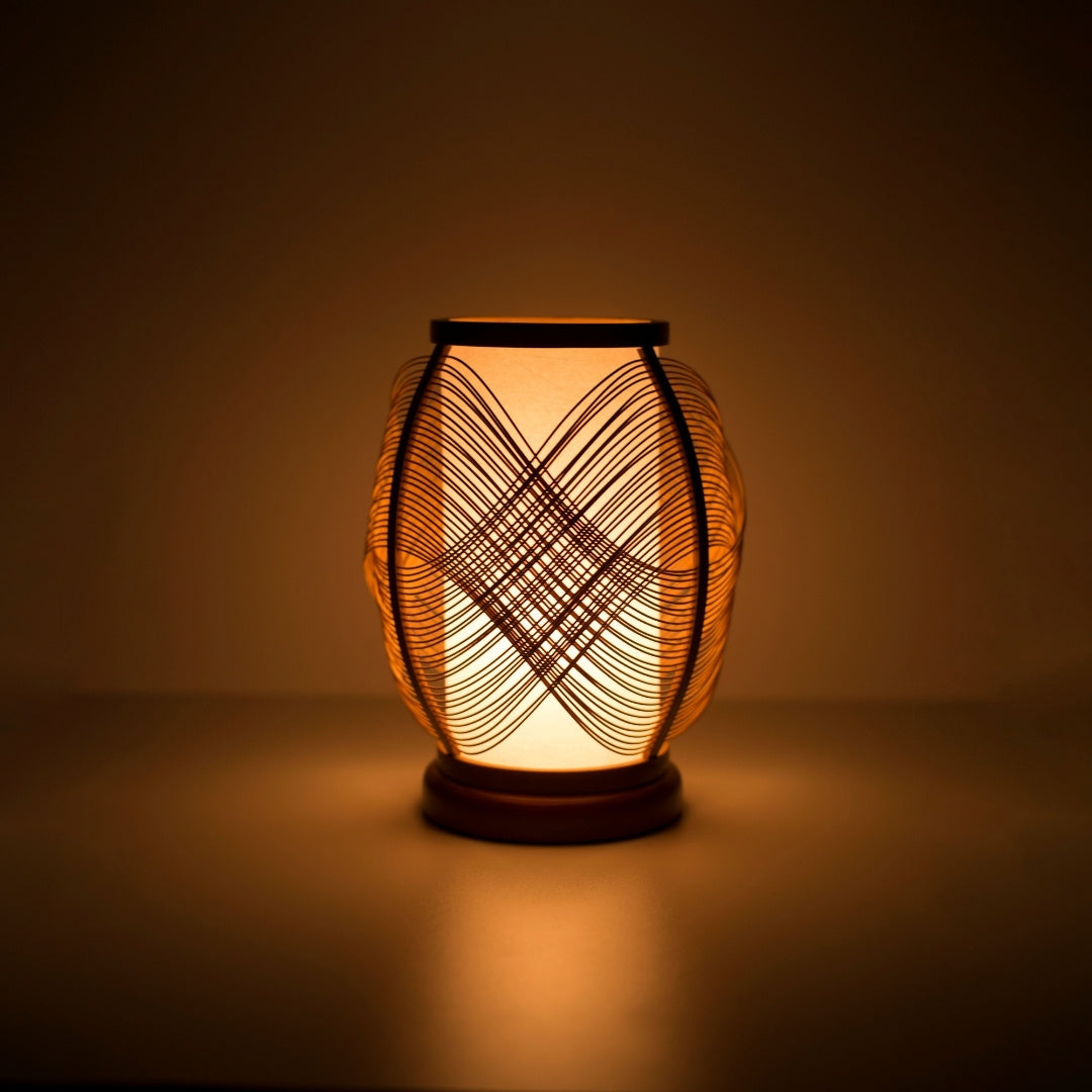 "Japanse bamboe tafellamp \"Koyou\" die een donkere kamer verlicht - Elegante nachtkastlamp voor een knusse Japanse slaapkamer"