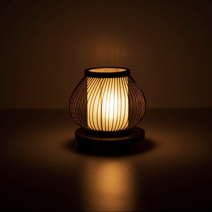 "Minimalistische bamboe tafellamp op een tafel in een slaapkamer in Japandi-stijl, met 800 jaar vakmanschap uit Shizuoka, Japan."