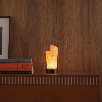 "Lampe de table japonaise en papier "Maki" avec écorce de cèdre projetant une lumière douce vers le haut comme lampe d'ambiance sur une console de style mid-century modern."