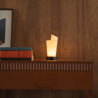 "Lampe de table japonaise en papier "Maki" projetant une douce lumière vers le haut comme lampe d'ambiance sur une console moderniste du milieu du siècle."