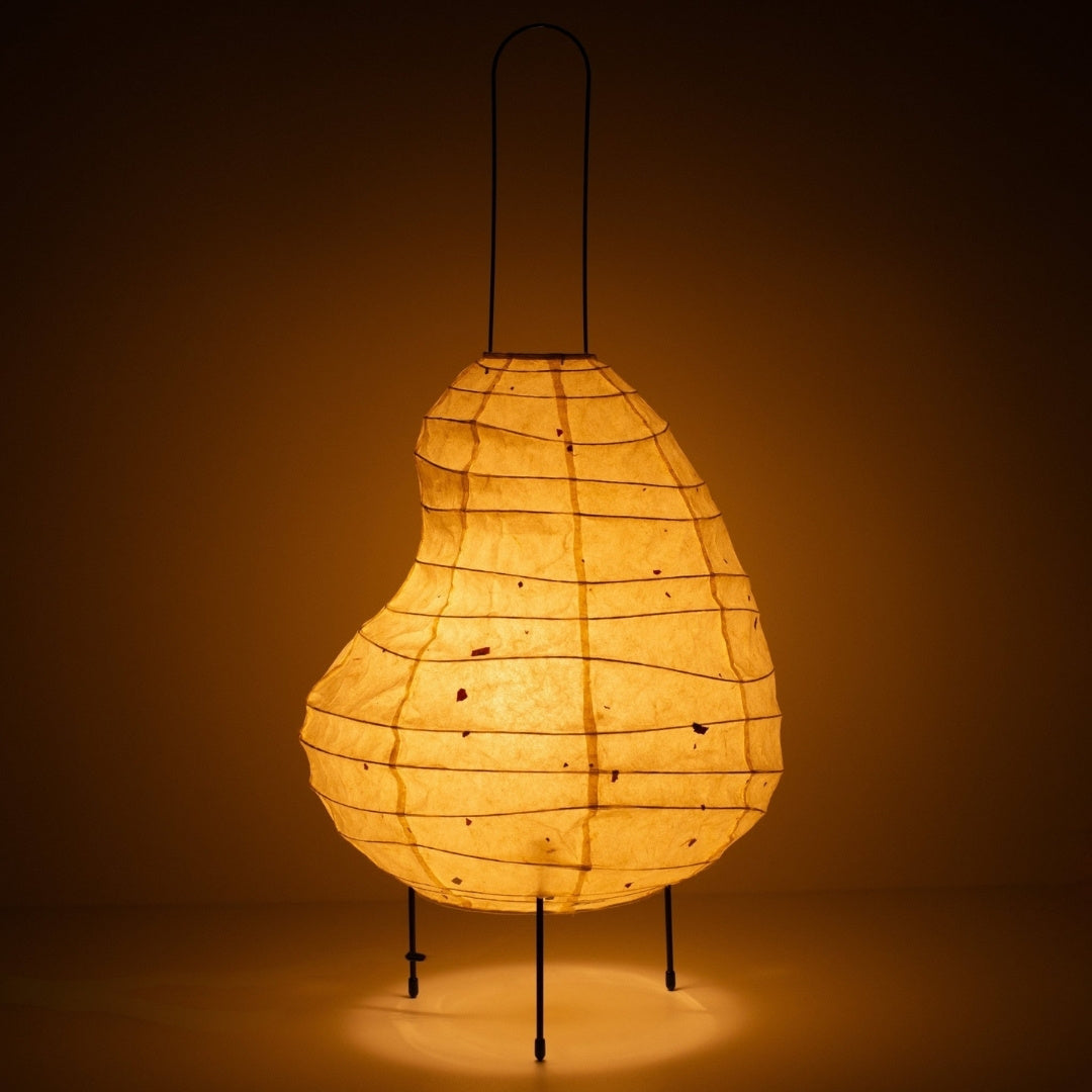 Lampe sur pied unique en forme de haricot, fabriquée avec des techniques de lanternes japonaises et du papier Mino Washi vieux de 1300 ans.
