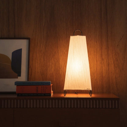 Lille japansk papir gulvlampe ORI lysende på et mid-century moderne konsolbord i træ som en smuk accentlampe.