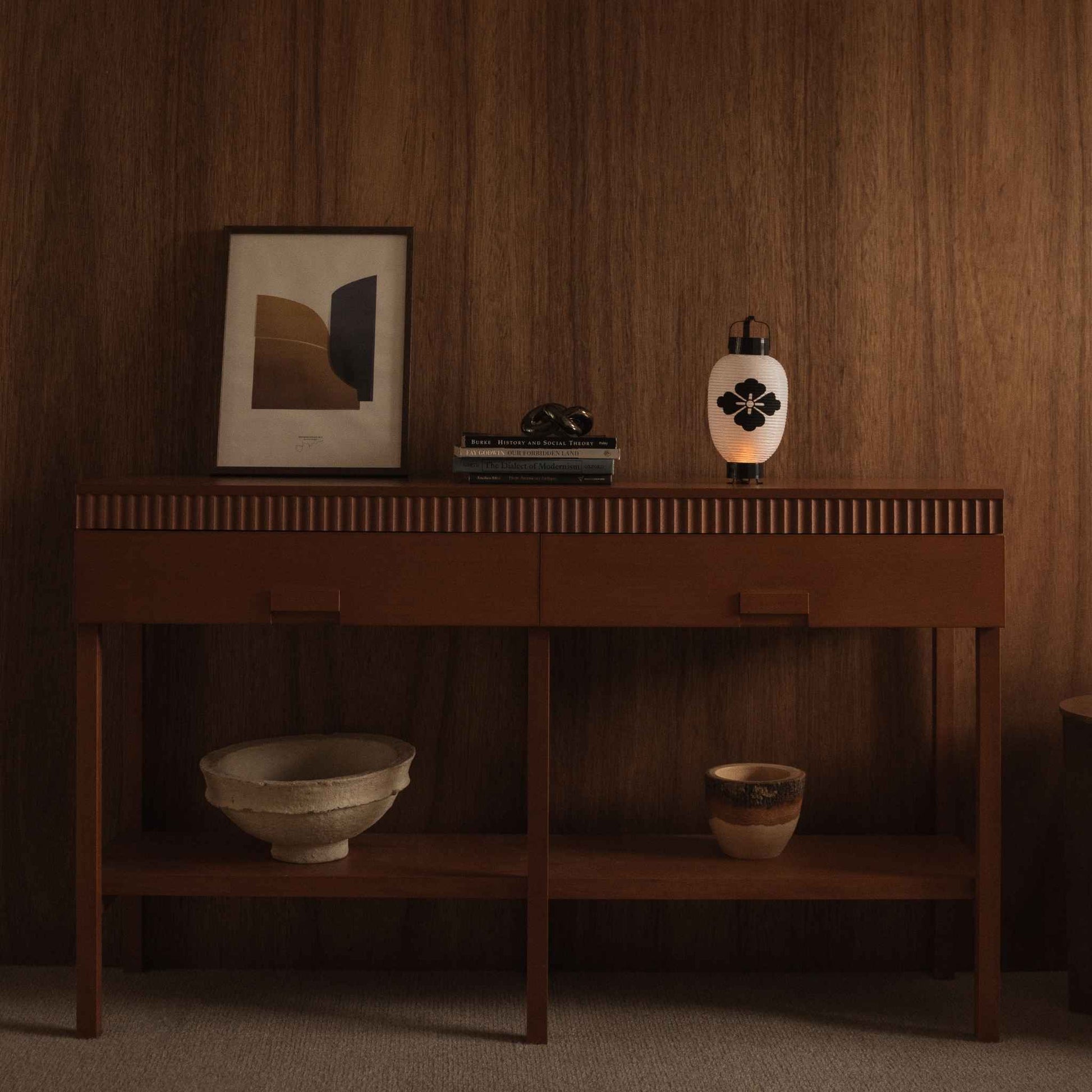 "Japanse papieren lantaarn bloem diamant staand op een houten console tafel in een mid-century moderne woonkamer"