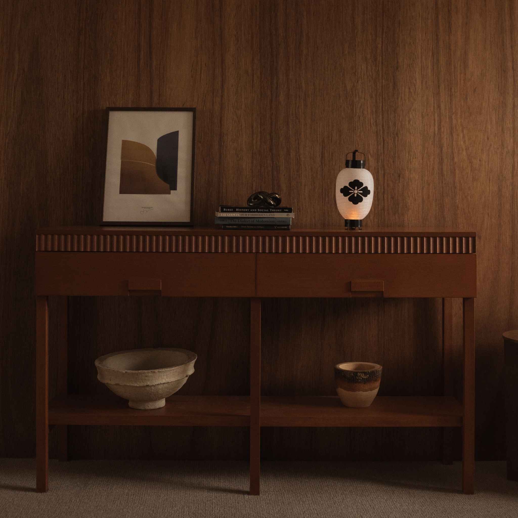 "Japanse papieren lantaarn bloem diamant staand op een houten console tafel in een mid-century moderne woonkamer"