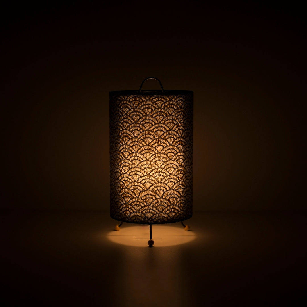 Japanse Papieren Tafellamp "Lace Washi" Zwart die een donkere kamer verlicht – Moderne Washi Papieren Tafellamp