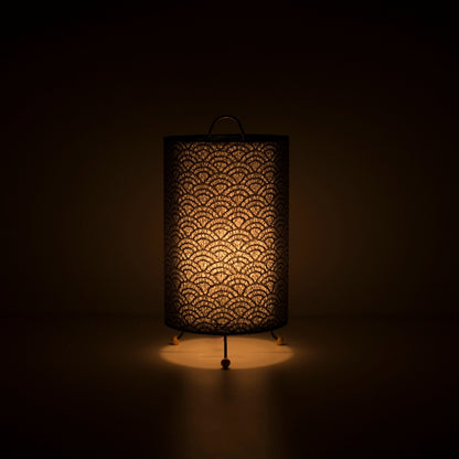 Japanse Papieren Tafellamp "Lace Washi" Zwart die een donkere kamer verlicht – Moderne Washi Papieren Tafellamp
