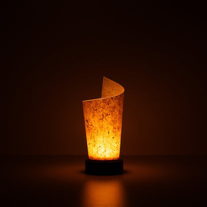 "Lampe de table japonaise en papier « Maki » écorce de cèdre, papier washi brun de Mino - lampe en papier diffusant une lumière chaude avec des paillettes rustiques visibles."