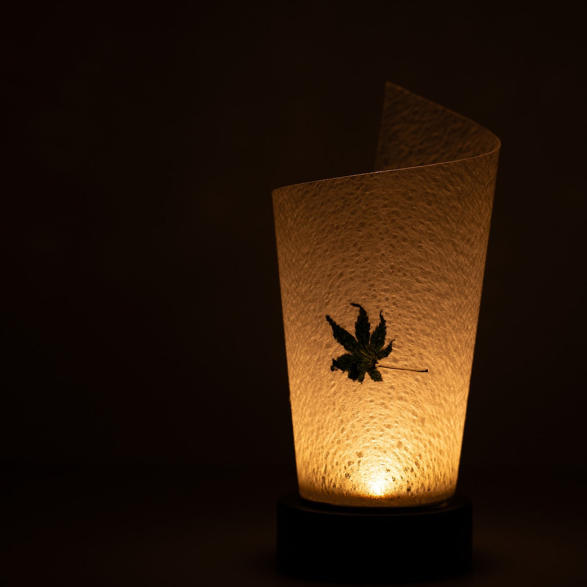 "Lampe de table japonaise en papier « Maki », blanc, papier Mino Washi - gros plan de la lampe de table wabi sabi illuminée montrant la texture."