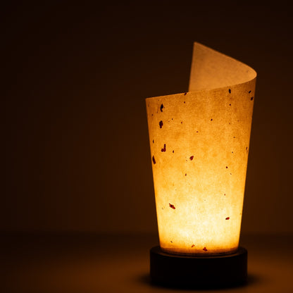 "Lampe de table japonaise en papier « Maki », naturelle, papier Mino Washi - gros plan de la lampe de table illuminée wabi sabi montrant la texture."