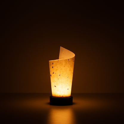 "Lampe de table japonaise en papier « Maki », naturelle, papier Mino Washi - lampe en papier allumée projetant une lueur chaleureuse avec des marbrures rustiques visibles."