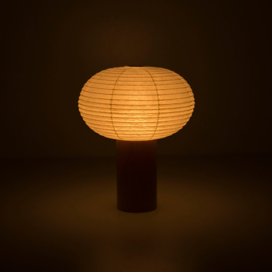"Tragbare Papierlampe „TORCHIN OVAL“ mit warmem Lichtschein, handgefertigt in Yame, Fukuoka, Japan, bekannt für seine traditionellen Yame-Laternen."