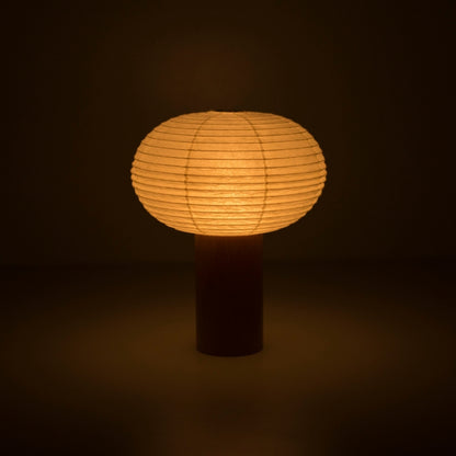 "Tragbare Papierlampe „TORCHIN OVAL“ mit warmem Lichtschein, handgefertigt in Yame, Fukuoka, Japan, bekannt für seine traditionellen Yame-Laternen."