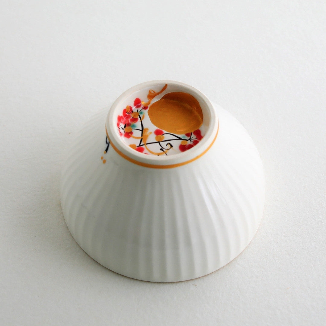 Tæt på japansk matcha chawan-skål "Waraku" Måne, der viser et håndmalet guldmånedesign på hvidt porcelæn med elegant sogi-tekstur og guldkant.