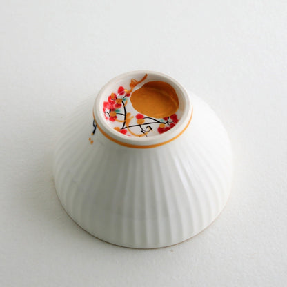 Tæt på japansk matcha chawan-skål "Waraku" Måne, der viser et håndmalet guldmånedesign på hvidt porcelæn med elegant sogi-tekstur og guldkant.