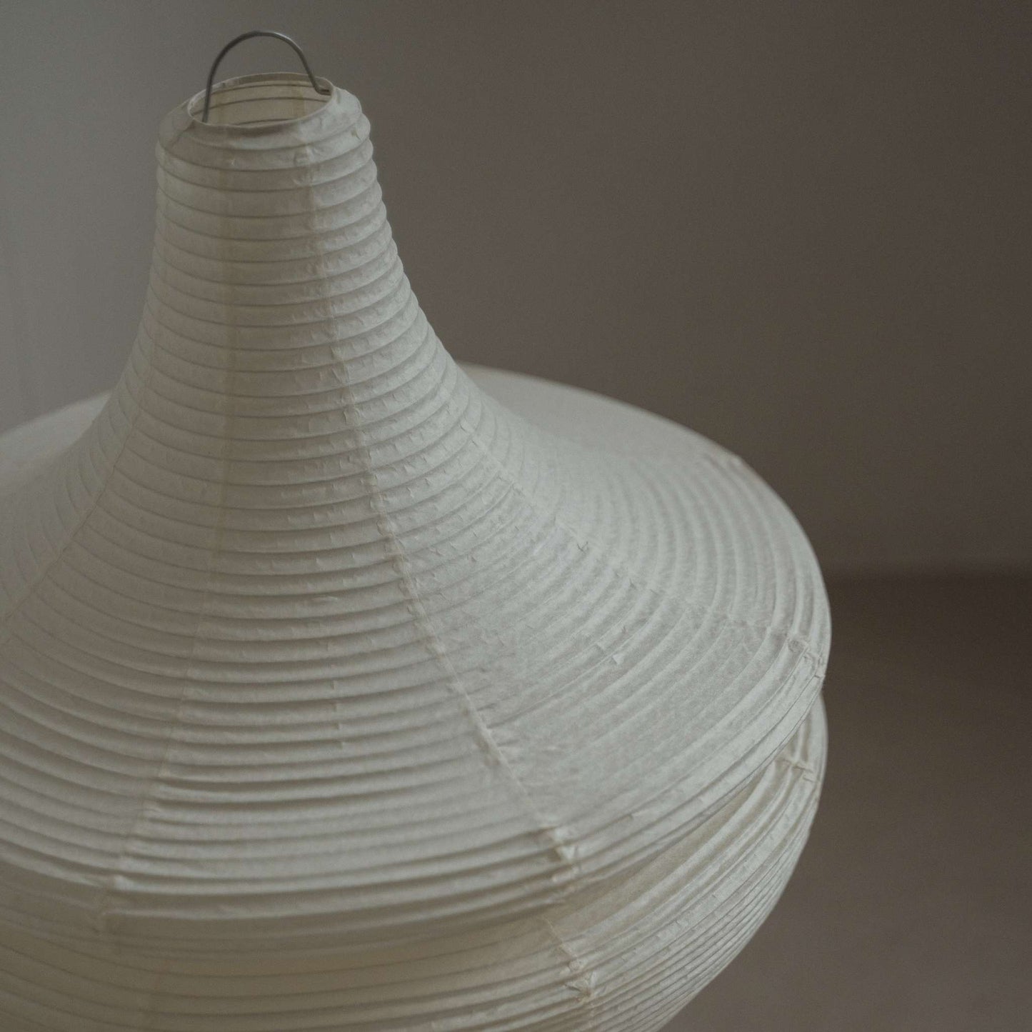 Gros plan montrant le haut effilé et la texture côtelée du papier Harusame Mino Washi sur la lampe Gemini 02