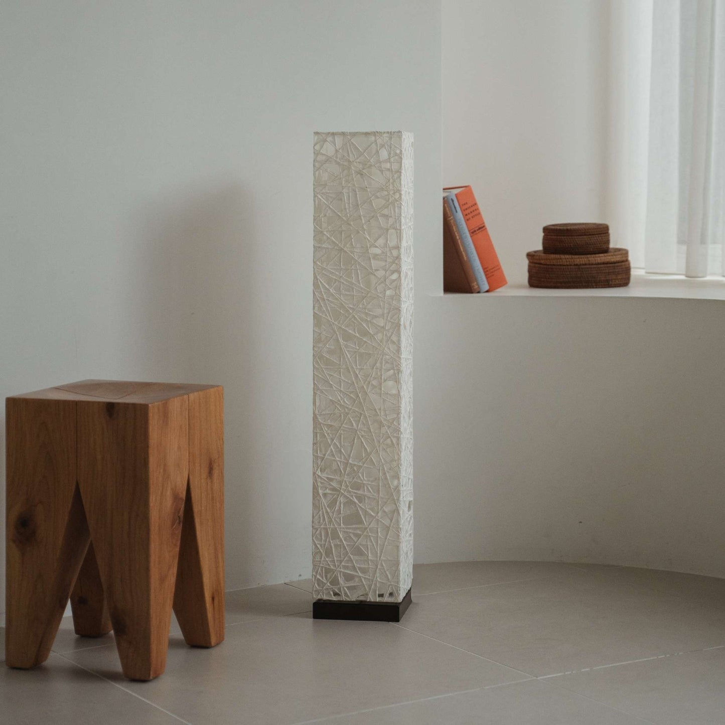 "Lampe sur pied japonaise moderne blanche Me Look 01 positionnée sur un sol carrelé dans un coin lumineux et minimaliste"