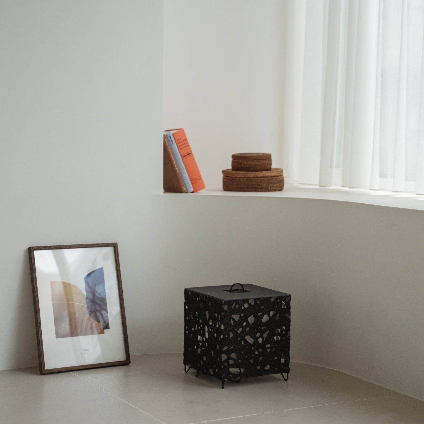 "Lampe sur pied japonaise moderne noire Me-Look 03 noire, éteinte, posée sur un sol carrelé blanc dans un coin d'intérieur minimaliste."