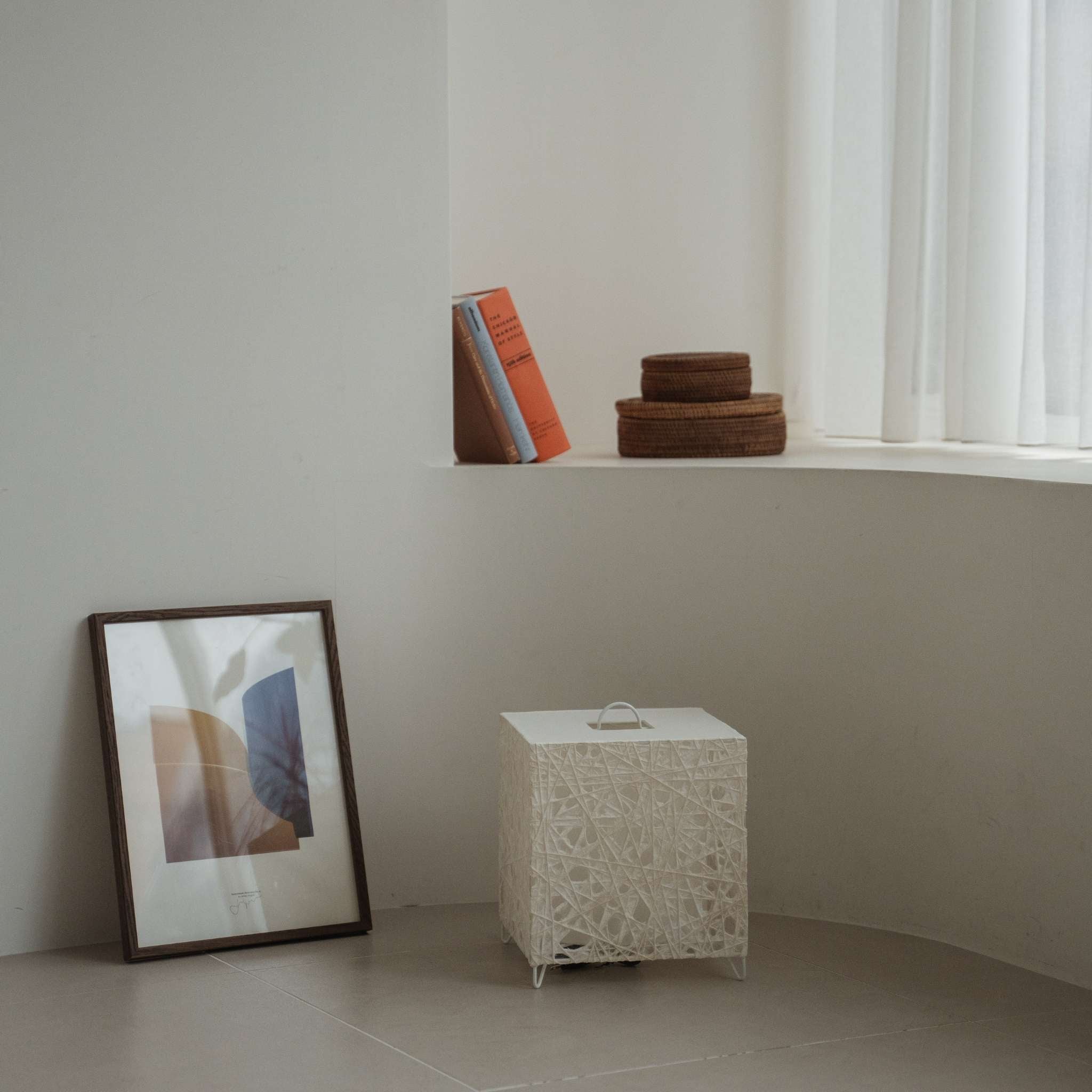 "Lampe sur pied japonaise moderne noire Me-Look 03 blanche, posée éteinte sur un sol carrelé blanc dans un coin d'intérieur minimaliste."