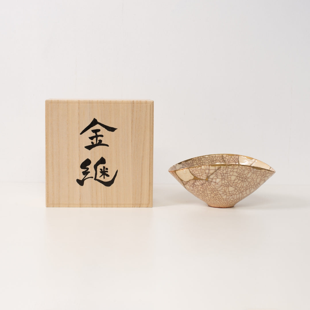 "Un bol kintsugi blanc repose à côté d'une boîte en bois représentant le bel art wabi sabi et la poterie kintsugi résiliente"