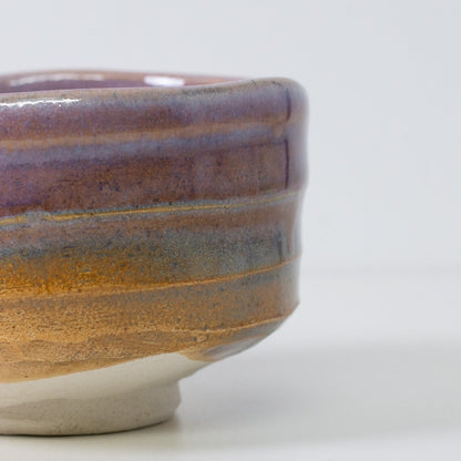 Detalje af "Pale Violet Haze" matcha-skål, der fremhæver den organiske gradient, hvor lilla glasur møder den teksturerede Shino-ler.