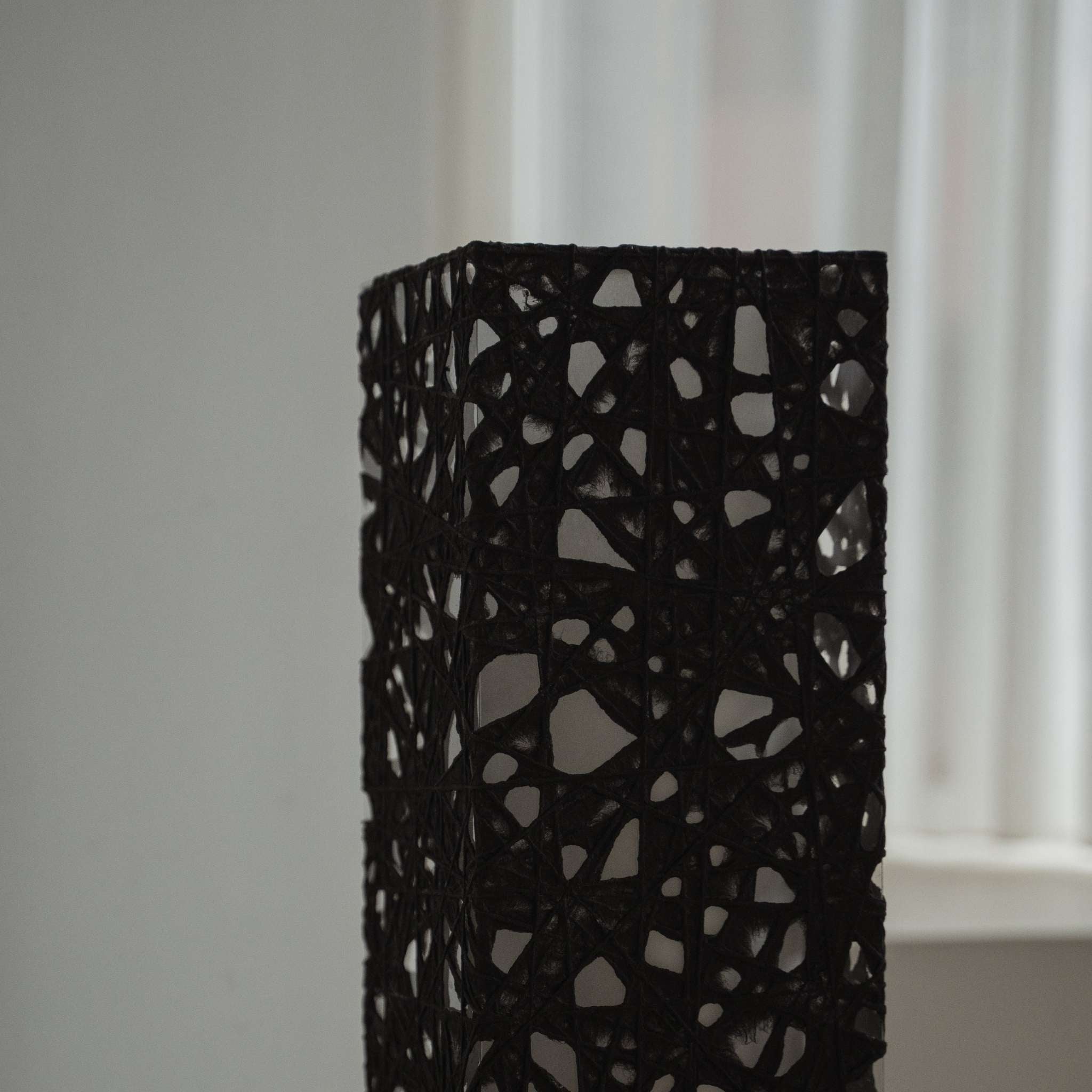 Gros plan sur la texture du papier noir Melook avec des fibres de Kozo semblables à des toiles sur l'abat-jour Me Look 01.