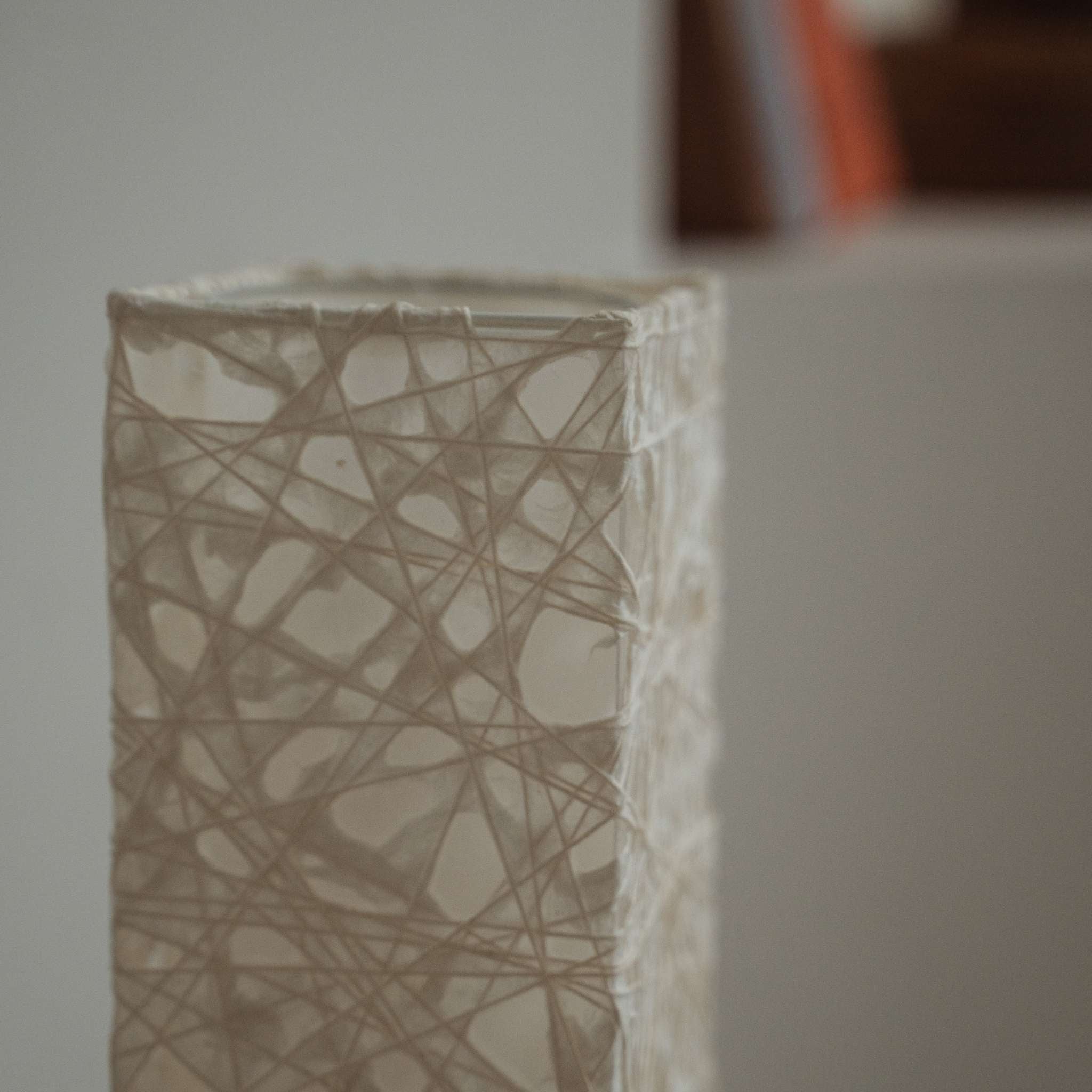 Détail de la texture du papier blanc Me-look montrant des fibres de Kozo entrelacées comme une toile sur l'abat-jour Me Look 02.