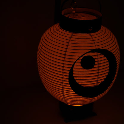 Een maan- en sterrenchochinlantaarn die warm gloeit tegen een zwarte achtergrond, geschikt als nachtlampje of bureaulamp.