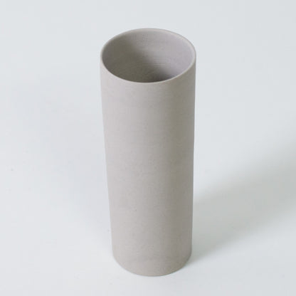 "Top view van een witte cilindrische vaas voor één bloem, handgemaakt door Nankei Pottery van Banko yaki klei."
