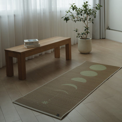 Japanse Tatami Yogamat "Maan" Beige op een lichte houten vloer in een minimalistische woonkamer voor een rustige thuisbeoefening of meditatieruimte.