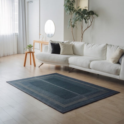 Japanse Tatami vloerkleed "Ranks" Indigo Navy op een lichte houten vloer in een moderne woonkamer voor dagelijkse mindfulness en ontspanning.