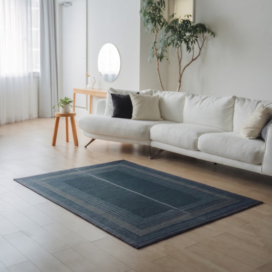 Japanse Tatami vloerkleed "Ranks" Indigo Navy op een lichte houten vloer in een moderne woonkamer voor dagelijkse mindfulness en ontspanning.
