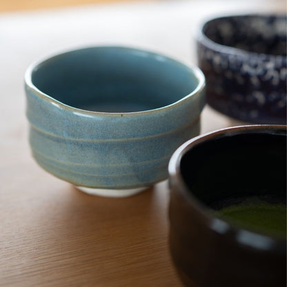 "Nærbillede af tre japanske Wabi Sabi matcha chawan-skåle fra Shinzan Kiln, med farverne Summer Sky blå og Yuzu Black."
