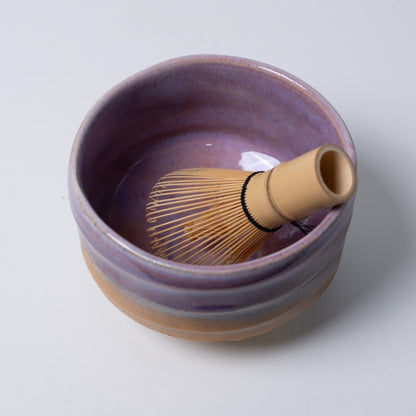 Indvendigt billede af den japanske matcha-skål "Pale Violet Haze" med en bambuspisk, der skaber en visuel harmoni af blød lilla og tegrøn.