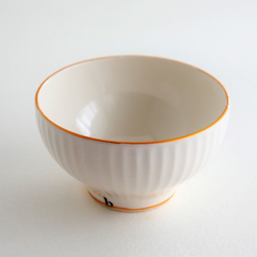 elegant hvid porcelæns matcha-skål fra Buzan Kiln, der fremhæver minimalistisk japansk design, bløde kurver og den karakteristiske glasur fra Mino Ware-keramik.
